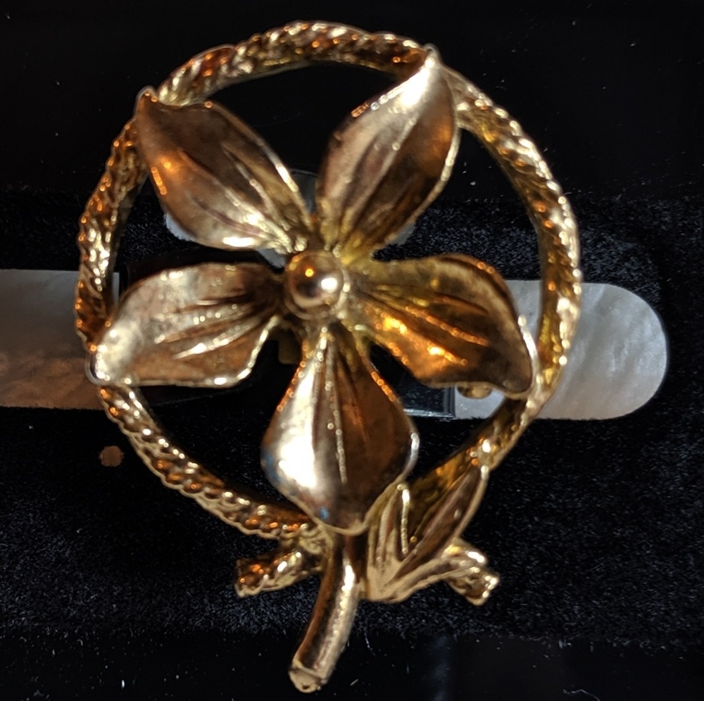 Flower Engulfing Wreath Brooch